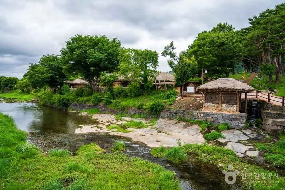 정겨운 돌담길이 인상적인 아산 외암마을의 고즈넉한 골목