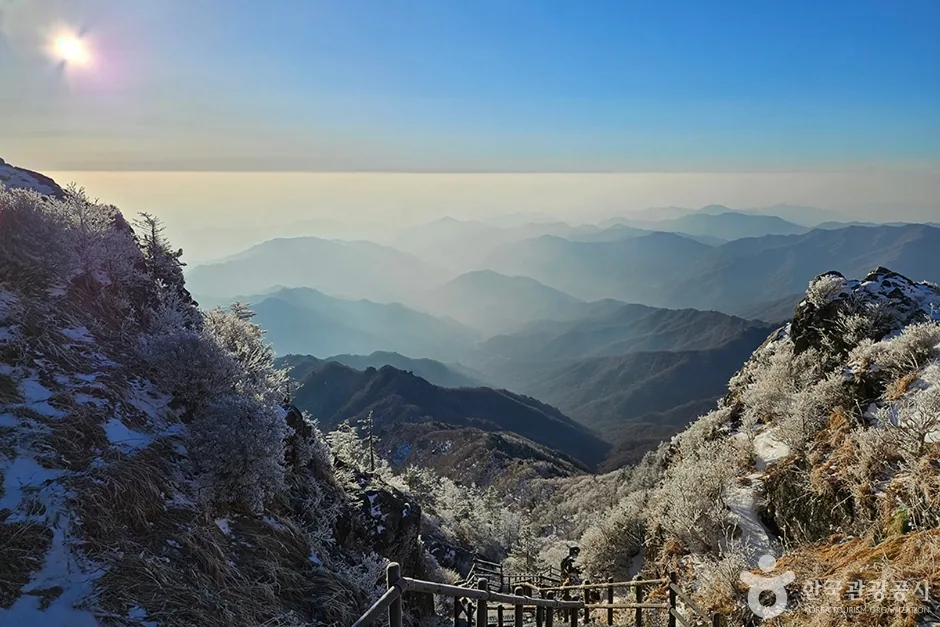 지리산 천왕봉 가파른 돌계단 구간