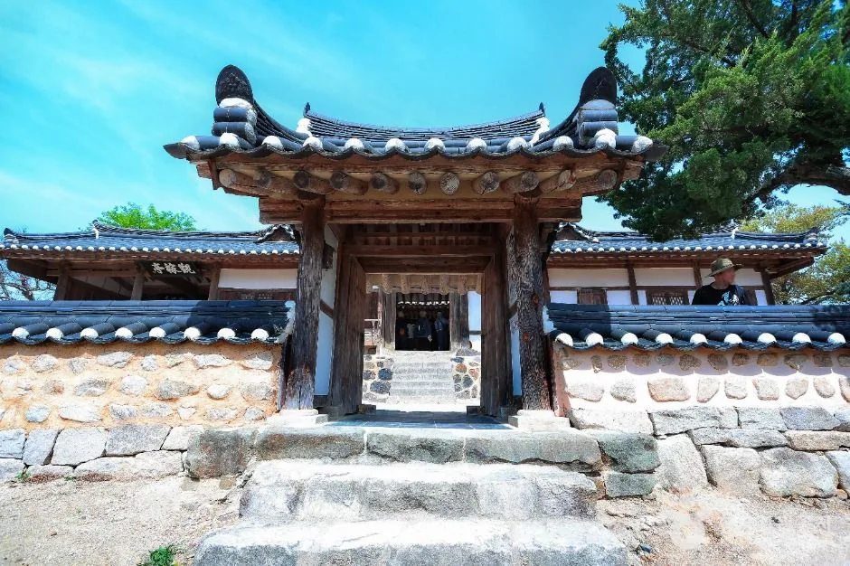 경주 양동마을의 고즈넉한 한옥과 아름다운 처마 곡선