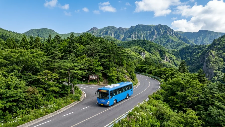제주 산길을 달려 한라산 들머리로 향하는 파란 시내버스