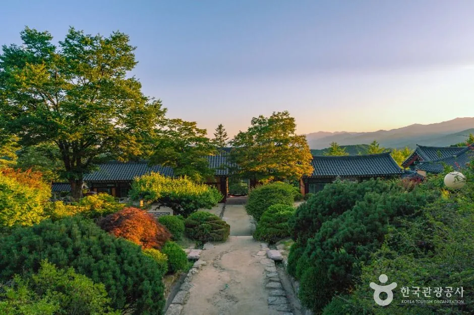 산자락에 고즈넉하게 자리한 부석사 무량수전의 전경