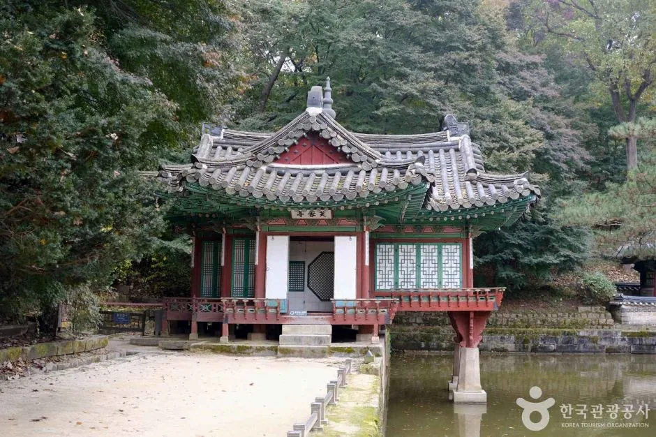 부채꼴 모양의 정자 관람정과 연못의 봄 풍경