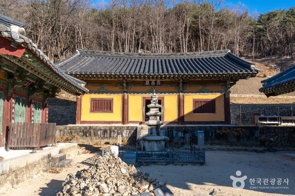 한국 최고 목조 건축물인 안동 봉정사 극락전의 맞배지붕