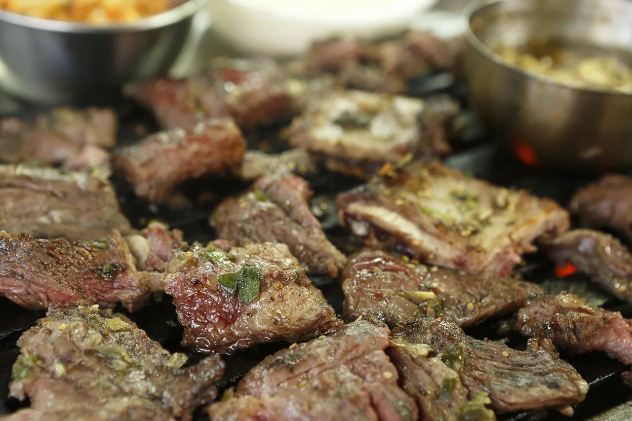 달콤한 간장 양념에 재운 소갈비가 석쇠 위에서 먹음직스럽게 익어간다