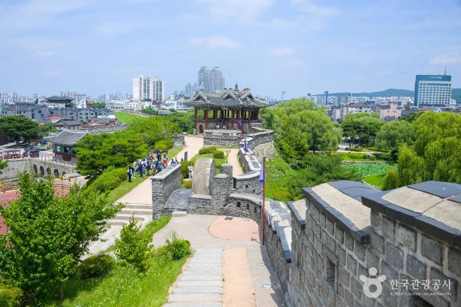 독특한 원형 감시초소 서북공심돈과 함께 서있는 화서문의 모습