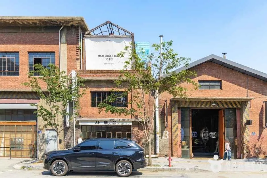 The distinctive spatial design of a large Seongsu-dong cafe converted from an old factory