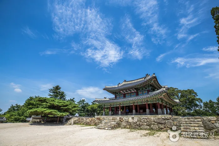 눈 덮인 남한산성 북문과 겨울의 고요한 성벽 풍경
