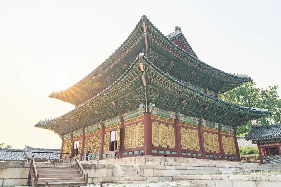 단청 없이 소박한 멋을 지닌 낙선재의 복도와 창호
