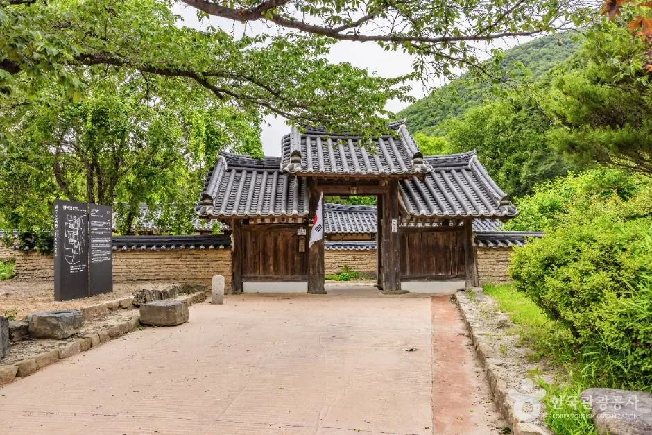 계곡의 자연과 조화를 이루는 경주 옥산서원 무변루