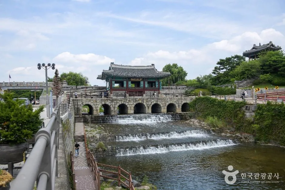 정약용이 설계한 거중기 모형이 성벽 앞에 재현되어 있다