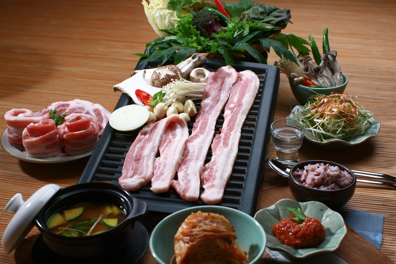 신선한 삼겹살과 마블링이 선명한 한우가 접시에 담겨 있다