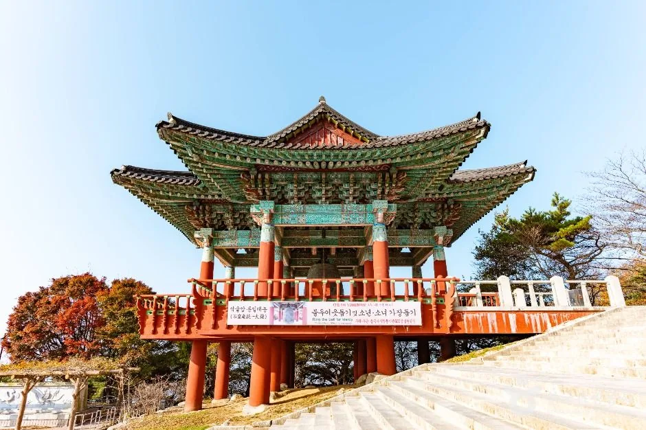 석굴암 본존불의 자비롭고 근엄한 표정과 섬세한 조각