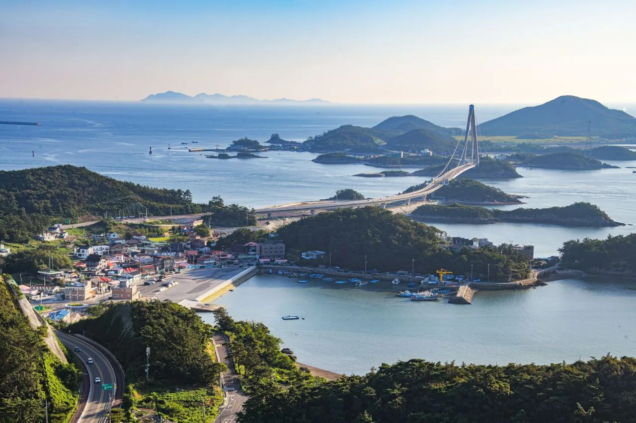 새만금방조제 도로와 고군산대교가 바다를 가로지르는 선유도 가는 길