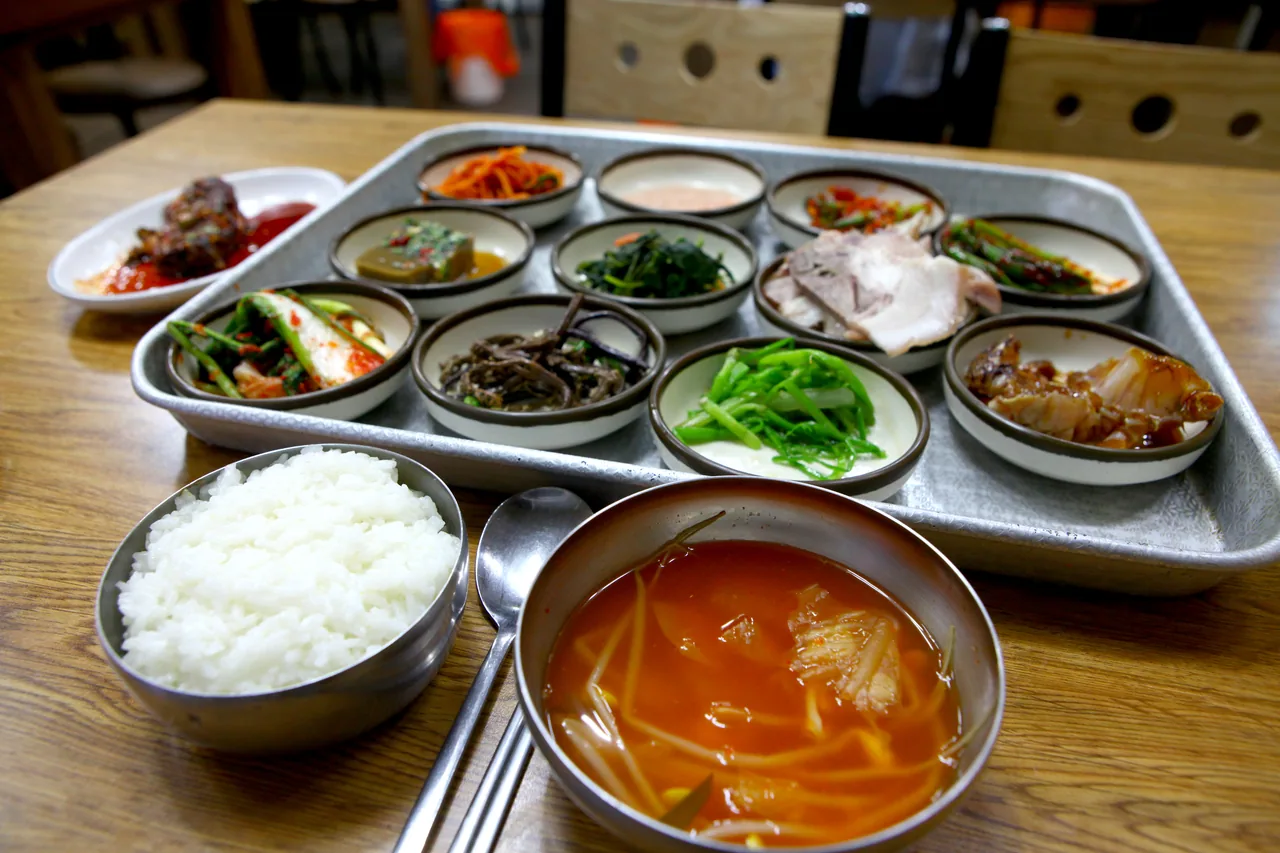 흰 쌀밥과 국 그리고 여러 반찬으로 차려진 한국 백반 한상