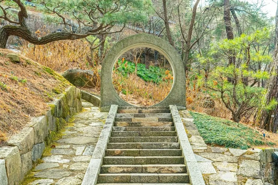 봄날 양산 통도사의 금강계단과 그 뒤로 보이는 적멸보궁