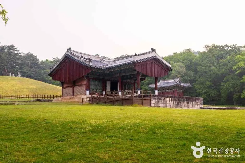 가을 단풍에 둘러싸인 조선왕릉 정자각의 단아한 모습